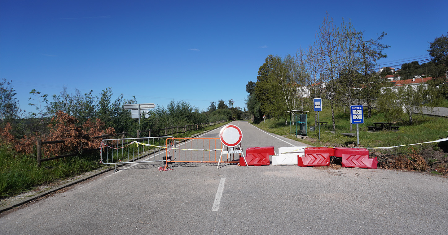 Instabilidade dos taludes na EN2 mantém trânsito cortado entre Pedrógão Pequeno e a Barragem do Cabril