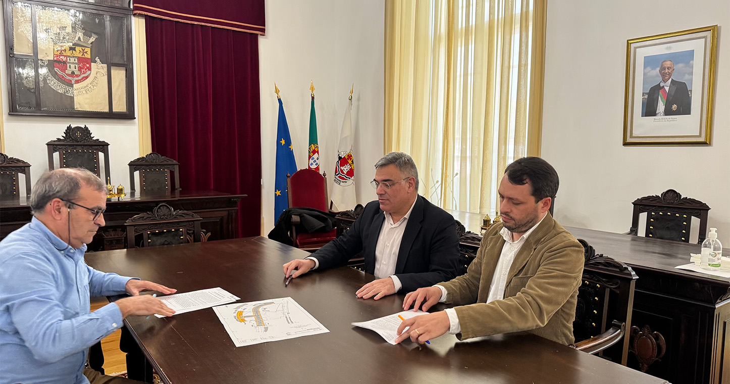 Assinatura do auto de consignação que marca o início da empreitada da rua a